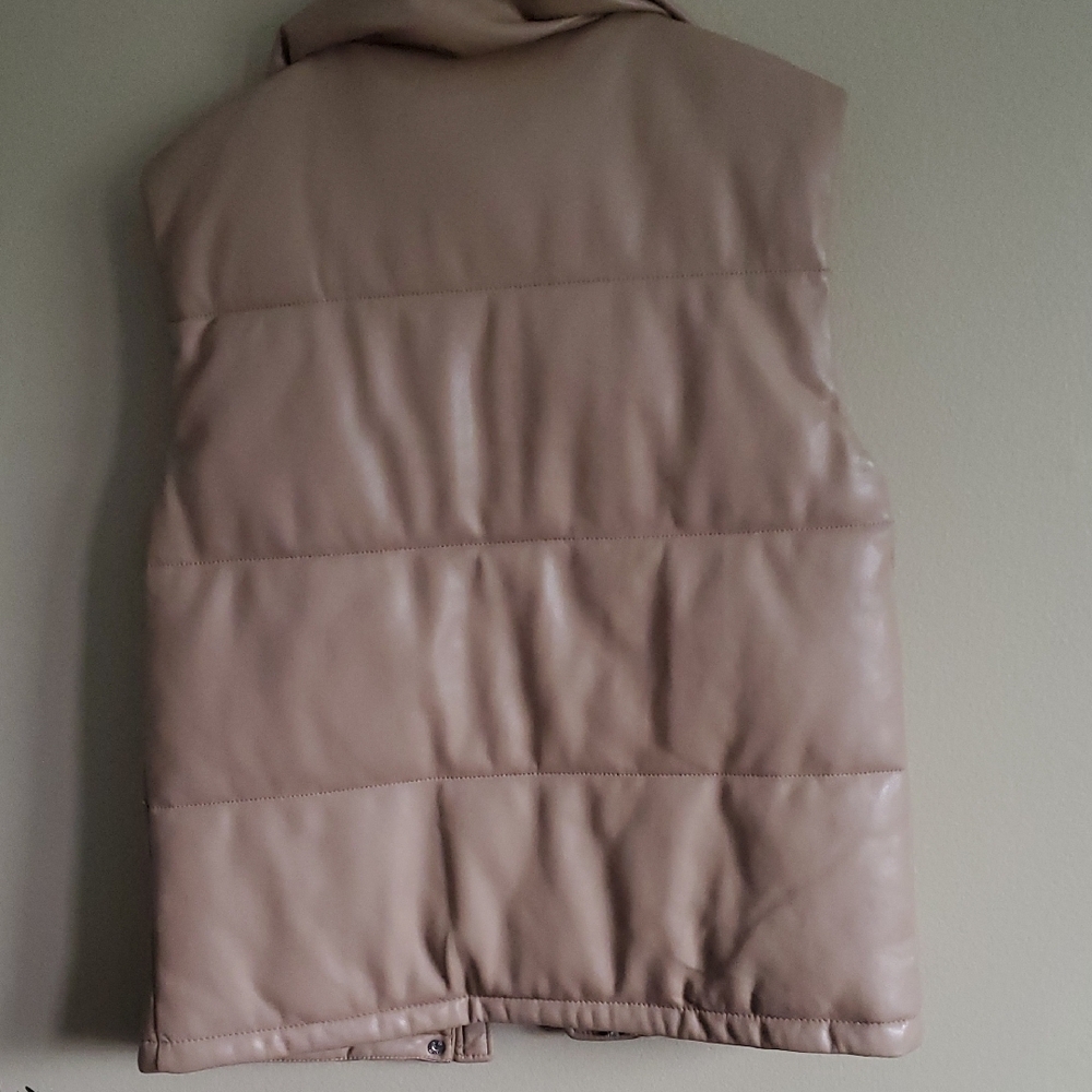 Abercrombie & Fitch Women's Tan Puffer Vest - Picture 7 of 7